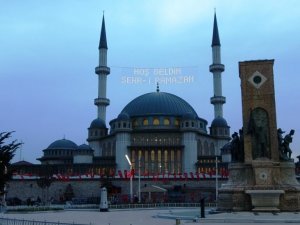 Taksim Camii mahyalar ile süslendi