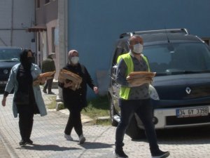Beykoz’da yüzleri gülümseten ev ev pide ikramı başladı
