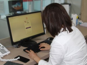 Antalya’da sağlık çalışanları aşı olmak istemeyen vatandaşları böyle ikna ediyor