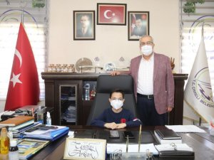 Çameli Belediye Başkanı Arslan koltuğunu çocuklara emanet etti
