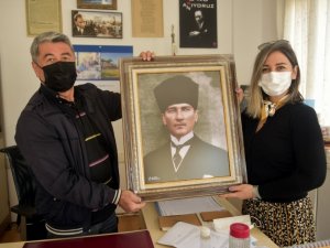 Aliağa Belediyesinden muhtarlara Atatürk portresi