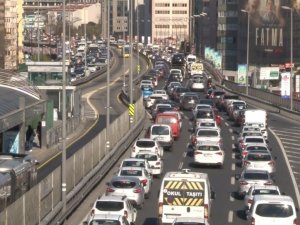 82 saatlik kısıtlama öncesi İstanbul’da trafik yoğunluğu yüzde 78’e ulaştı