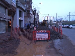 İSKİ’nin çalışma yaptığı bölgede su borusu patladı