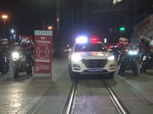 Beyoğlu’nda polis ekipleri denetimlerini sıkılaştırdı, kısıtlamada sokaklar boş kaldı