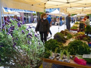 Kuşadası yerel üretici pazarında bahar bereketi