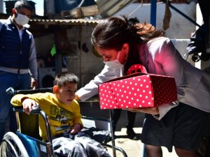 Başkan Kaya, yürüme güçlüğü çeken Rüya’yı sevindirdi
