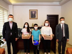 Başkent’te tedavi gören miniklere oyuncak sürprizi