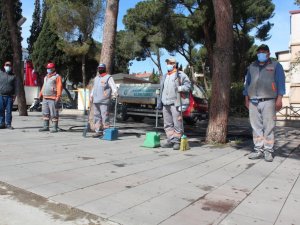 Temizliği bırakıp saygı duruşuna geçtiler