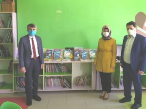Rektör Uysal, öğrencilere yazdığı kitapları hediye etti
