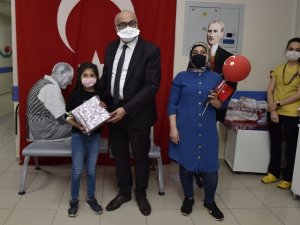 Rektör Ataç 23 Nisan’ı çocuklarla birlikte kutladı
