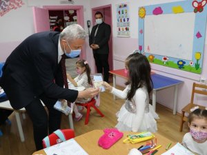 Başkan Biçer minik öğrencilere hijyenik maske dağıttı