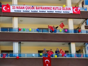 15 katlı apartmanı süsleyip 23 Nisan’ı kutladılar