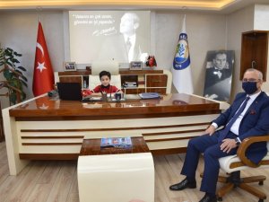 Başkan Kayda, makamını minik öğrenciye bıraktı