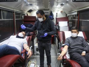 İhsaniye’de iftarını açan kan bağışı için Kızılay’ın yolunu tuttu