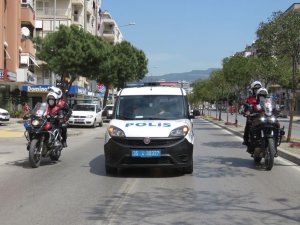 İzmir polisi, bayramı evde kutlayan çocukları unutmadı