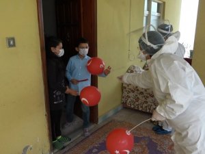 Trabzon’daki filyasyon ekiplerinden ailesi karantinada olan çocuklara 23 Nisan süprizi