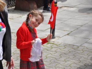 Kadıköy’de dans ve müzik eşliğinde 23 Nisan coşkusu