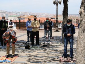 Ankara’da cuma namazı pandemi şartları altında kılındı