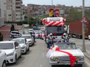 Çekmeköy’de çocuklar, belediye başkanı ve kaymakamı temsilen vatandaşları selamladı