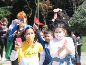 23 Nisan coşkusu Maltepe sokaklarına taştı