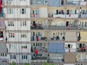 Gezici tırlarla 23 Nisan bayram coşkusu balkonlardan ve pencerelerden yaşandı
