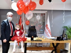 Depremin sembollerinden Ayda, makam koltuğunda