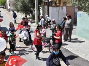 Salihli Belediyesinden çocuklara bayrak ve balon jesti