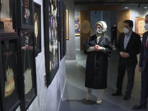 Emine Erdoğan "Kalbe Dokunan İlmek" sergisini ziyaret etti