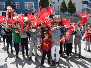Kuşadası’nda 23 Nisan coşkusu 23 mahalleyi sardı