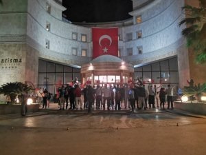 Kuşadası’nda vatandaşlar İstiklal Marşı’nı balkondan okudu