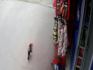 - Pendik’te ‘cips hırsızı’ karga, iş yeri sahibine yakalandı