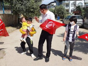 Başkan Özcan, çocuklara Nutuk ve bayrak hediye etti
