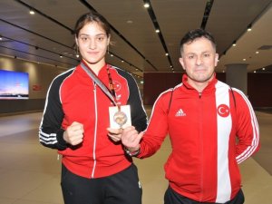 Dünya şampiyonu milli boksör Büşra Işıldar yurda döndü