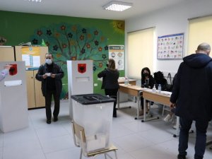 Arnavutluk’ta halk genel seçimler için sandık başında