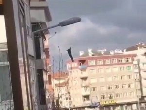 Avcılar’da bir kişi 5 katlı binadan atladı