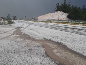 6 dakika devam eden dolu kenti beyaz örtüye büründürdü