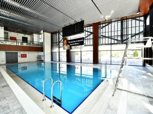 Bornova’da yarı olimpik kapalı yüzme havuzunun yapımı tamamlandı