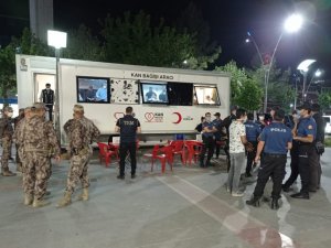 Batman’daki kurum amirlerinin tatlı düellosu kan bağışını zirveye taşıdı