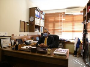 Ameliyat sırasında fenalaşan doktor ayağına serum takıp operasyona devam etti