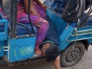 Hindistanlı anne koronadan ölen oğlunu tuktukla taşıdı