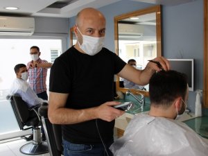 Kısıtlama öncesi berberler yoğun mesai yapıyor