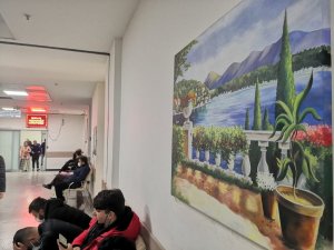 Hastane koridorları el emeği tablolar ile renklendi