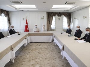 Diyanet İşleri Başkanı Erbaş, müftü ve müftü yardımcılarıyla çevrim içi toplantı yaptı