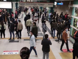 Metroda hattında arıza sosyal mesafeyi unutturdu