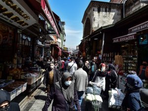 Eminönü’nde kapanma öncesi alışveriş hareketliliği