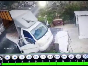 Pendik’te freni boşalan kamyonetin altında kalan sürücü burnu kanamadan kurtuldu