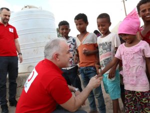 Kızılay, Dünya Yetimler Günü’nde çocuklar için iftar ve iftariyelik dağıttı