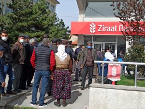 Kısıtlama öncesinde bankalarda önünde uzun kuyruklar oluştu