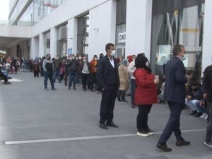 Kaymakamlıkların önünde “seyahat belgesi” kuyruğu