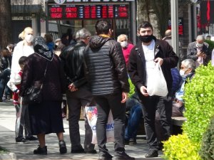 Tam kapanma öncesi güneşli havayı fırsat bilen Trabzonlular park ve bahçeleri doldurdu